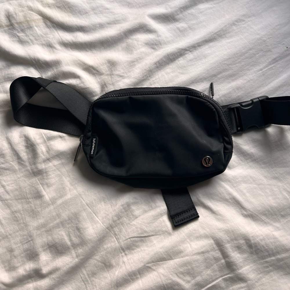 LULULEMON black crossbody belt bag